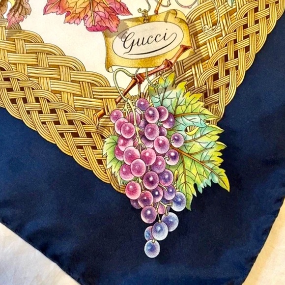 Gucci silk grape vines bees butterfly’s multicoloured fall leaves scarf - Picture 2 of 9